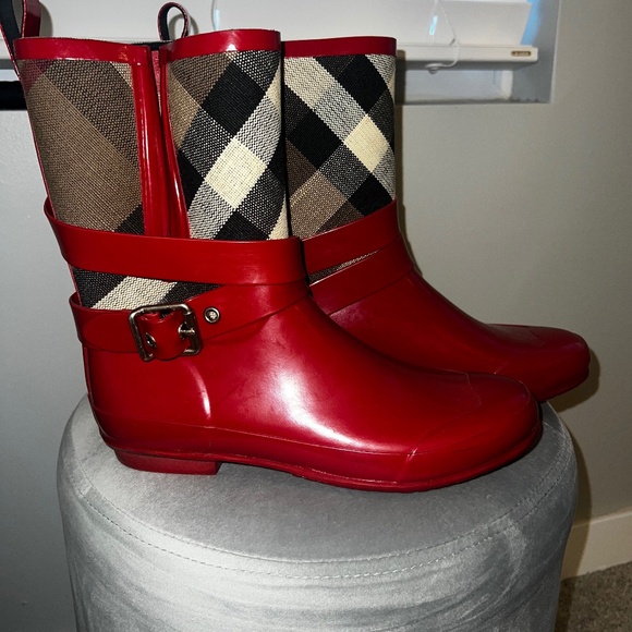 Burberry boots.! I love them!! Red. - Picture 1 of 6
